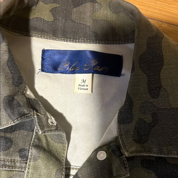 Women's Camouflage Denim Jacket - Picture 2 of 3